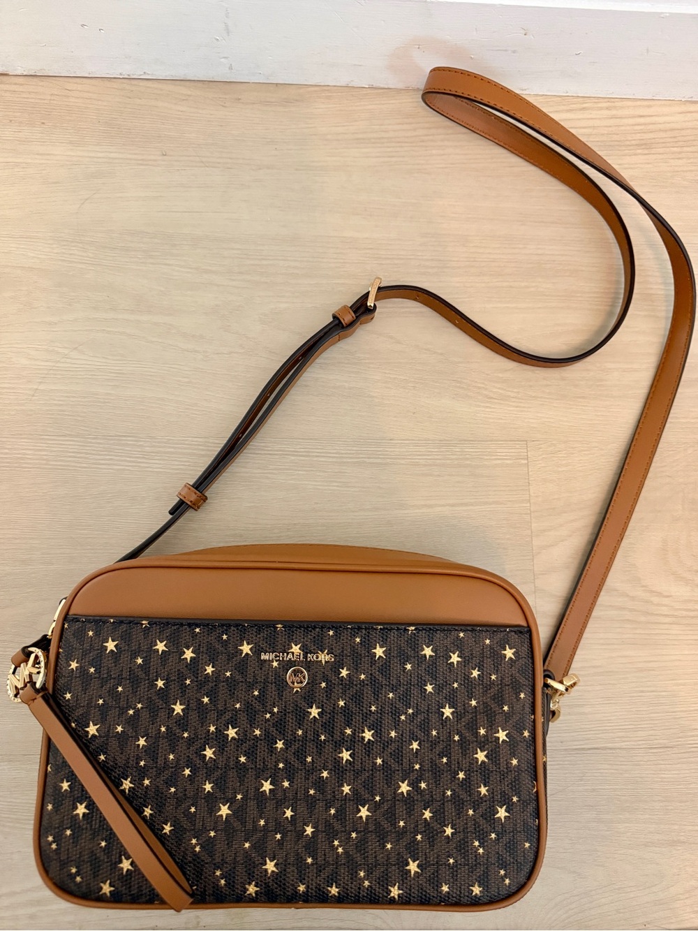 MICHAEL KORS Limited Edition Brown Jet Set with Charm Star-Print Crossbody - Picture 2 of 9